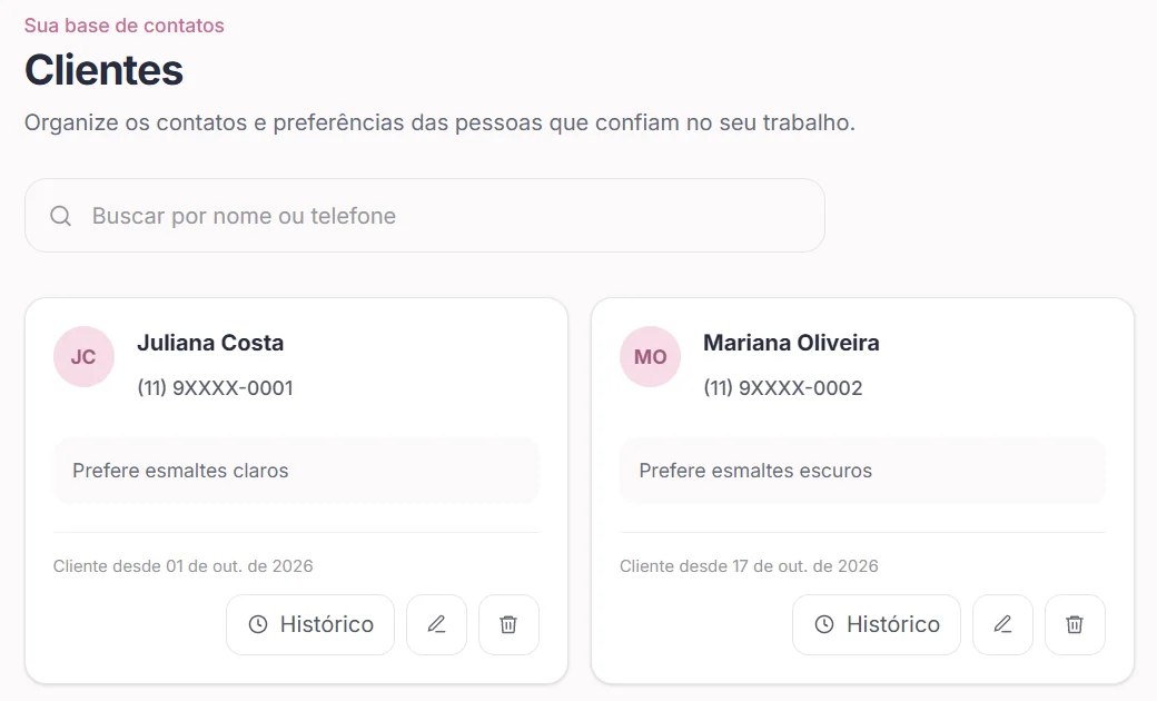 Tela de clientes do Agendiva: busca por nome ou telefone e fichas de clientes fictícias com telefone, observação de preferência e botão de histórico.